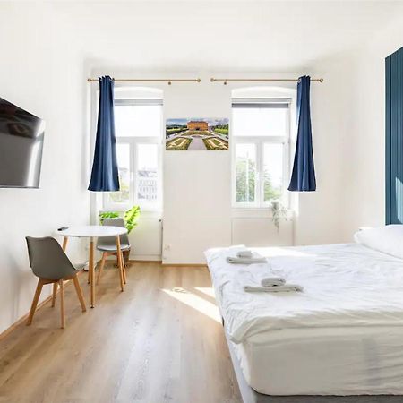 Apartment Near Schoenbrunn & Metro Wina Bagian luar foto